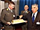 Übergabe einer Torte an das Geburtstagskind Brigadier Heidecker. (Bild öffnet sich in einem neuen Fenster)