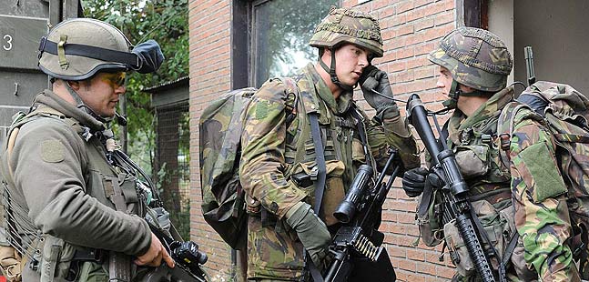 Österreichische und niederländische Soldaten beim Training.