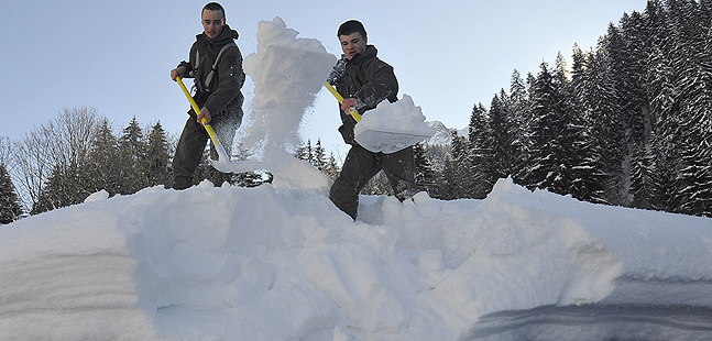 Soldaten beim Schneeschaufeln.