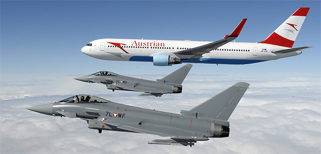 Zwei Eurofighter begleiten eine Linienmaschine der Austrian Airlines.