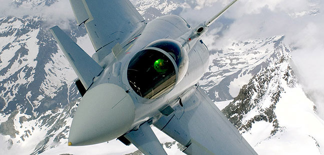 Eurofighter über alpinem Gebiet.