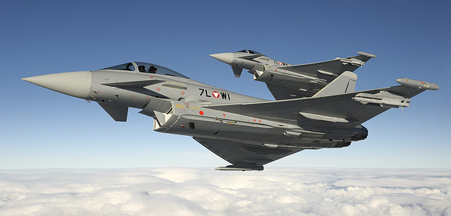 Zwei Eurofighter über der Wolkendecke.