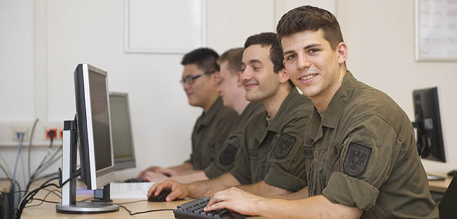 Soldaten an Computern.