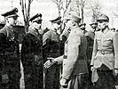 1953: Gendarmeriemajor Erwin Stejskal bei einer Besichtigung in Leoben. (Bild öffnet sich in einem neuen Fenster)