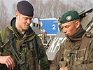 Österreichischer und schwedischer Soldat mit Landkarte