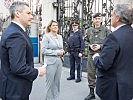 Ministerin Tanner besucht Soldaten bei der Botschaftsbewachung. (Bild öffnet sich in einem neuen Fenster)