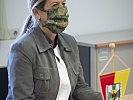 Klaudia Tanner mit der Schutzmaske des Bundesheeres. (Bild öffnet sich in einem neuen Fenster)