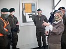 Klaudia Tanner besucht Soldaten in Suben. (Bild öffnet sich in einem neuen Fenster)