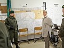 Im Gespräch mit einem Milizoffizier des Jägerbataillons Niederösterreich. (Bild öffnet sich in einem neuen Fenster)