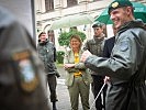 Klaudia Tanner besucht die Soldatinnen und Soldaten in der Steiermark. (Bild öffnet sich in einem neuen Fenster)