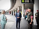 Ministerin Tanner besucht Soldaten am Flughafen Wien. (Bild öffnet sich in einem neuen Fenster)