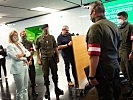 Ministerin Tanner besucht Soldaten am Flughafen Wien. (Bild öffnet sich in einem neuen Fenster)