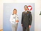 Ministerin Klaudia Tanner mit Hauptmann Gernot Hirschmugl. (Bild öffnet sich in einem neuen Fenster)