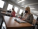 Ministerin Tanner bei Lehrlingstestung in Wels. (Bild öffnet sich in einem neuen Fenster)