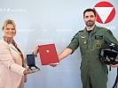 Klaudia Tanner gratuliert Major Alexander Miksitz. (Bild öffnet sich in einem neuen Fenster)
