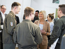 Ministerin Klaudia Tanner und Militärische Medizinstudenten. (Bild öffnet sich in einem neuen Fenster)