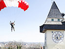 Ein Fallschirmspringer des Jagdkommandos landet vor dem Grazer Uhrturm. (Bild öffnet sich in einem neuen Fenster)