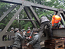 Pioniere errichten eine Behelfsbrücke in Rußbach im August. (Bild öffnet sich in einem neuen Fenster)