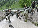 Im Mai schützen Soldaten die Bevölkerung vor Hochwasserschäden. (Bild öffnet sich in einem neuen Fenster)