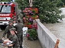 Anfang August kämpfen Soldaten auch im Pinzgau gegen das Hochwasser. (Bild öffnet sich in einem neuen Fenster)