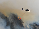 Heeres-Hubschrauber helfen bei der Löschung von Waldbränden in Kärnten. (Bild öffnet sich in einem neuen Fenster)