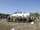 Im August errichten Soldaten die ersten Zelte für Flüchtlinge. (Bild öffnet sich in einem neuen Fenster)