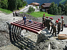 Pioniere errichten eine Brücke nach einem Murenabgang in Virgen im August. (Bild öffnet sich in einem neuen Fenster)
