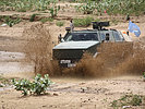 Ein Transportfahrzeug "Dingo" durchquert einen Fluss im Tschad. (Bild öffnet sich in einem neuen Fenster)