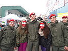 Gardesoldaten und Besucherinnen feiern bei der Schi-WM in Schladming. (Bild öffnet sich in einem neuen Fenster)