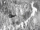 Ein S-70 "Black Hawk" befreit entlang einer Bahnlinie Bäume vom Schnee. (Bild öffnet sich in einem neuen Fenster)