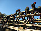 Soldaten des Pionierbataillons 3 errichten eine Ersatzbrücke. (Bild öffnet sich in einem neuen Fenster)