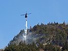 Eine AB-212 fliegt Löscheinsätze bei Waldbränden in Vorarlberg. (Bild öffnet sich in einem neuen Fenster)