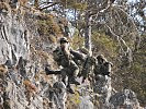 Soldaten bergen ihren verletzten Kameraden aus der Felswand. (Bild öffnet sich in einem neuen Fenster)