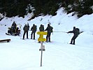 Ein Ski Doo zieht Teilnehmer des Generalstabskurses. (Bild öffnet sich in einem neuen Fenster)