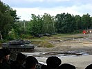 Kampfpanzer brechen aus einem Waldstück. (Bild öffnet sich in einem neuen Fenster)