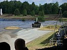 Ein Kampfpanzer "taucht" durch einen Fluss. (Bild öffnet sich in einem neuen Fenster)