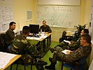 Computerunterstützt arbeiten die Soldaten multinational zusammen. (Bild öffnet sich in einem neuen Fenster)