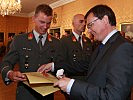 Der Bundesminister überreicht den goldenen Ehrenring der Militärakademie. (Bild öffnet sich in einem neuen Fenster)