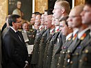 Der Verteidigungsminister im Gespräch mit den jungen Offizieren. (Bild öffnet sich in einem neuen Fenster)