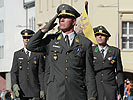 Major Markus Hornof an der Spitze der jungen Offiziere bei der Parade. (Bild öffnet sich in einem neuen Fenster)