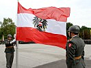 Hissen der österreichischen Flagge zum Festakt. (Bild öffnet sich in einem neuen Fenster)