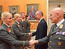 Minister Klug und General Commenda gratulieren. (Bild öffnet sich in einem neuen Fenster)
