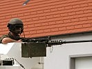Dieser Soldat an der Bordwaffe überwacht das Vorgehen. (Bild öffnet sich in einem neuen Fenster)