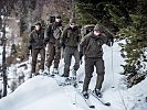 Andere Soldaten im winterlichen Gebirge sicher führen. (Bild öffnet sich in einem neuen Fenster)