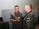 Oberstleutnant Wolf, l., im Gespräch mit einem tschechischen Offizier. (Bild öffnet sich in einem neuen Fenster)