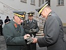 Brigadier Pronhagl überreicht den Ehrenring in Gold an General Commenda. (Bild öffnet sich in einem neuen Fenster)