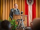 Generalmajor Pronhagl hält die Begrüßungsansprache. (Bild öffnet sich in einem neuen Fenster)