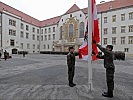 Festakt mit Flaggenparade im Burghof der Militärakademie. (Bild öffnet sich in einem neuen Fenster)