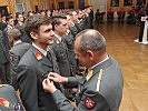 Der Kommandant der Militärakademie verleiht die Jahrgangsabzeichen. (Bild öffnet sich in einem neuen Fenster)