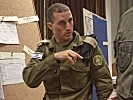 Major Tomer G. aus Israel im Gespräch mit einem österreichischen Kameraden. (Bild öffnet sich in einem neuen Fenster)